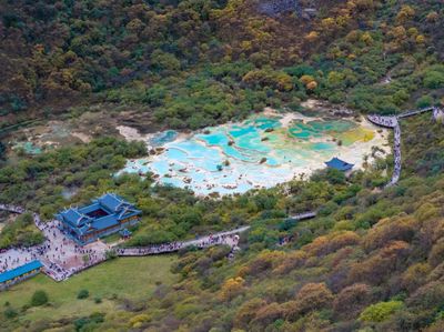 國內(nèi)景區(qū)客流高位運(yùn)行 黃龍創(chuàng)紀(jì)錄與黃果樹飽和下的管理挑戰(zhàn)